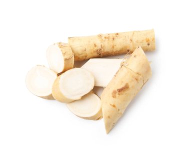 Taze çiğ yaban turpu kökleri beyaz, üst görünümde izole