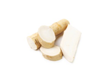 Taze çiğ yabanturpu kökleri beyaza izole edilmiş.