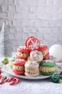 Lezzetli Noel kurabiyeleri ve ışık masasında şenlikli bir dekor. Metin için boşluk