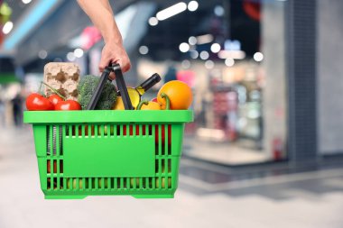 Süpermarkette farklı gıda ürünlerinin olduğu alışveriş sepeti, yakın çekim.