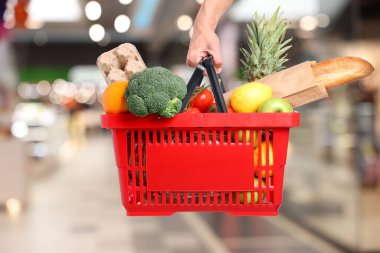 Süpermarkette farklı gıda ürünlerinin olduğu alışveriş sepeti, yakın çekim.