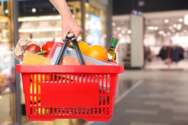 Süpermarkette farklı gıda ürünlerinin olduğu alışveriş sepeti, yakın çekim.