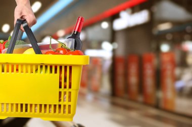 Süpermarkette farklı gıda ürünlerinin olduğu alışveriş sepeti, yakın çekim.