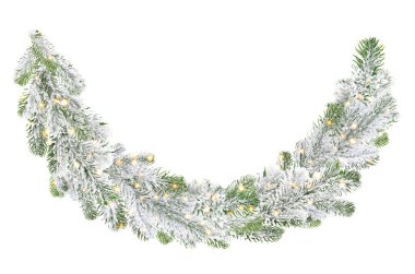 Noel çelengi, köknar ağacı dalları, karlı ve beyaz arka planda ışıklar. Şenlikli dekorasyon