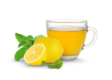 Cam bardakta sıcak limon içeceği ve beyaza izole edilmiş taze narenciye meyvesi. Soğuk mevsim için bağışıklık artırıcı içecek