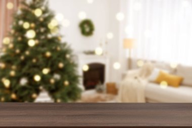 Boş ahşap masa, bulanık odaya karşı, Noel ağacı ve ışık var. Tasarım için boşluk