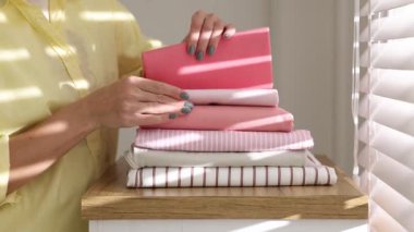 İçerideki elbiseli kadın, yakın plan.