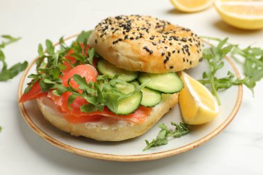 Somon, salatalık, roka ve limonlu leziz simit, yakın plan.