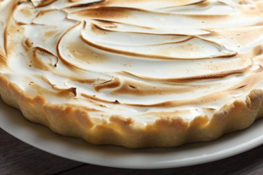 Tahta masada nefis kremalı turta, yakın plan.