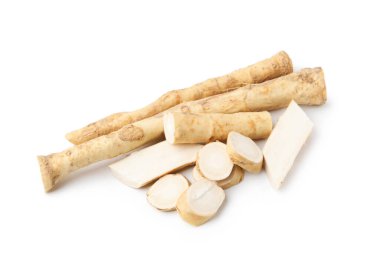 Taze çiğ yabanturpu kökleri beyaza izole edilmiş.