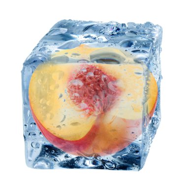 Buz küpündeki şeftalinin yarısı beyaza izole edilmiş.