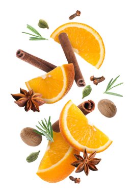 Noel için malzemeler beyaz arka plana dökülen sıcak şarap