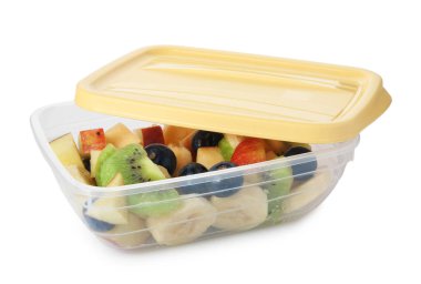 Plastik kabın içindeki lezzetli meyve salatası beyaza izole edilmiş. Sağlıklı çerez