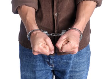 Beyaz arka planda kelepçeli adam, yakın plan.