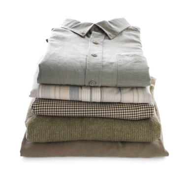 Beyaz üzerine izole edilmiş temiz giysiler yığını