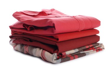 Beyaz üzerine izole edilmiş temiz giysiler yığını