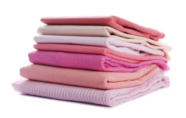 Beyaz üzerine izole edilmiş temiz pembe elbiseler yığını