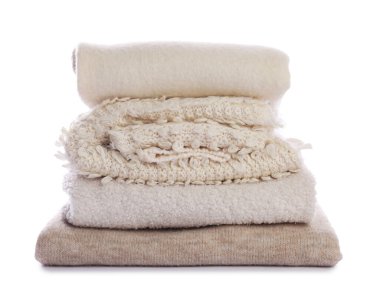 Beyaz üzerine izole edilmiş yumuşak katlanmış giysiler yığını