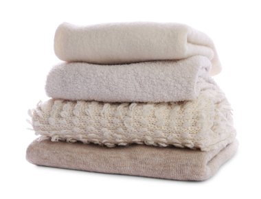 Beyaz üzerine izole edilmiş katlanmış giysi yığını