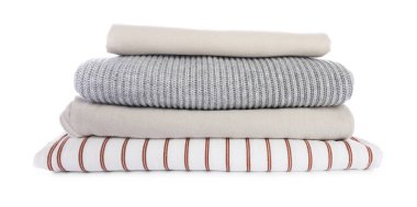 Beyaz üzerine izole edilmiş katlanmış giysi yığını