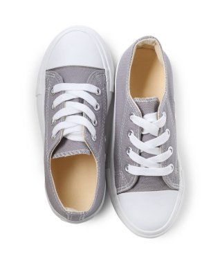 Gri çocuğun spor ayakkabıları beyaz manzarada izole edilmiş. Şık ayakkabılar.