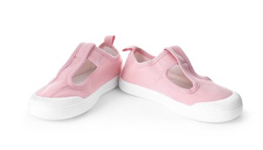 Bir çift pembe çocuk ayakkabısı beyaza izole edilmiş.