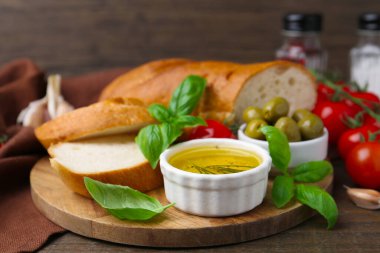 Tahta masada yağlı, domatesli, zeytinli ve fesleğenli lezzetli baget.