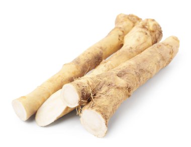 Taze çiğ yabanturpu kökleri beyaza izole edilmiş.