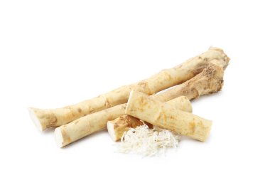 Beyaz renkte rendelenmiş yaban turpu ve kökleri