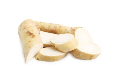 Taze çiğ yabanturpu kökleri beyaza izole edilmiş.