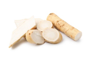 Taze çiğ yabanturpu kökleri beyaza izole edilmiş.