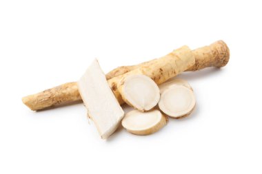 Taze çiğ yabanturpu kökleri beyaza izole edilmiş.