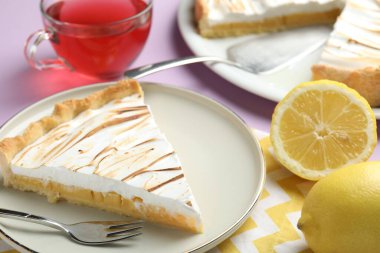 Lezzetli limonlu turta. Leylak masasında servis ediliyor. Yakın plan.