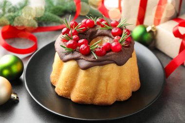 Yaban mersinli pasta, hediyeler ve gri masada Noel dekoru, yakın plan.