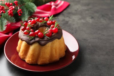 Yaban mersinli pasta ve gri masada Noel süsü, yakın plan. Metin için boşluk