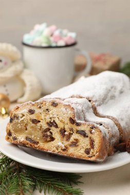 Geleneksel Stollen pastasını, içkisini ve Noel dekorunu beyaz masada kes.
