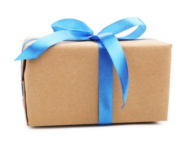 Beyaz kurdeleli bir hediye kutusu.