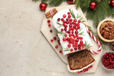 Kremalı, kızılcıklı, fındıklı ve açık gri masalı güzel bir Noel pastası. Metin için boşluk