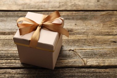 Ahşap arka planda dekore edilmiş Noel hediyesi, yakın plan. Metin için boşluk