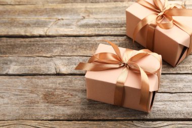 Ahşap arka planda güzel hediye kutuları, yakın plan. Metin için boşluk