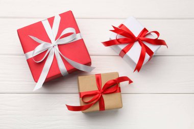 Beyaz ahşap zemin üzerinde güzel hediye kutuları, düz yatıyordu