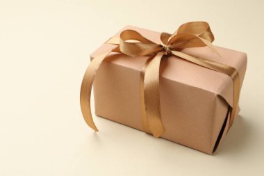 Bej arka planda güzel bir hediye kutusu, yakın plan.