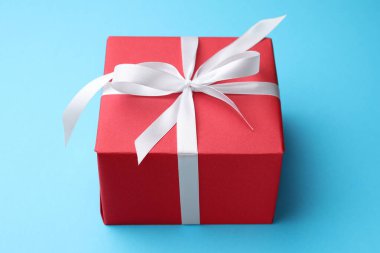 Açık mavi arkaplanda güzel bir hediye kutusu, yakın plan.