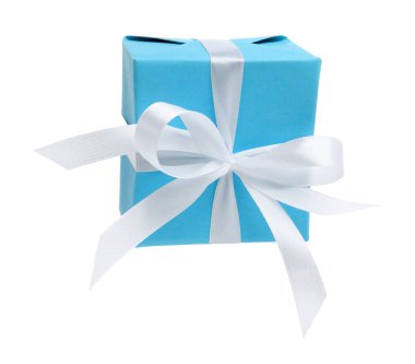 Beyaz arkaplana karşı havada güzel bir hediye kutusu