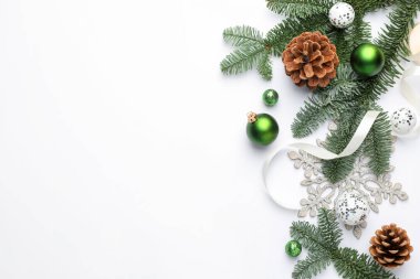 Beyaz arka planda farklı bir Noel dekoru, düz yatış. Metin için boşluk