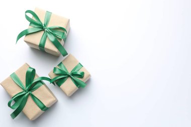 Beyaz arka planda güzel Noel hediyeleri, düz yatış. Metin için boşluk