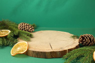 Yeşil arka planda boş podyum ve Noel dekoru, yakın plan. Metin için boşluk