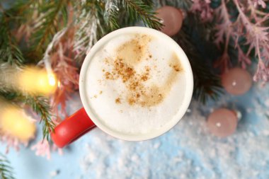 Fincanda Aromatik kahve ve açık mavi arka planda Noel dekoru, düz yatış. Bokeh etkisi