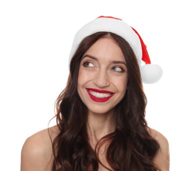 Beyaz arka planda Noel Baba şapkası takan güzel bir kadın. Noel sezonu