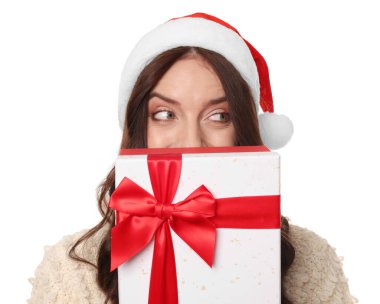 Güzel kadın Noel Baba şapkası takıyor ve beyaz arka planda Noel hediyesi var.